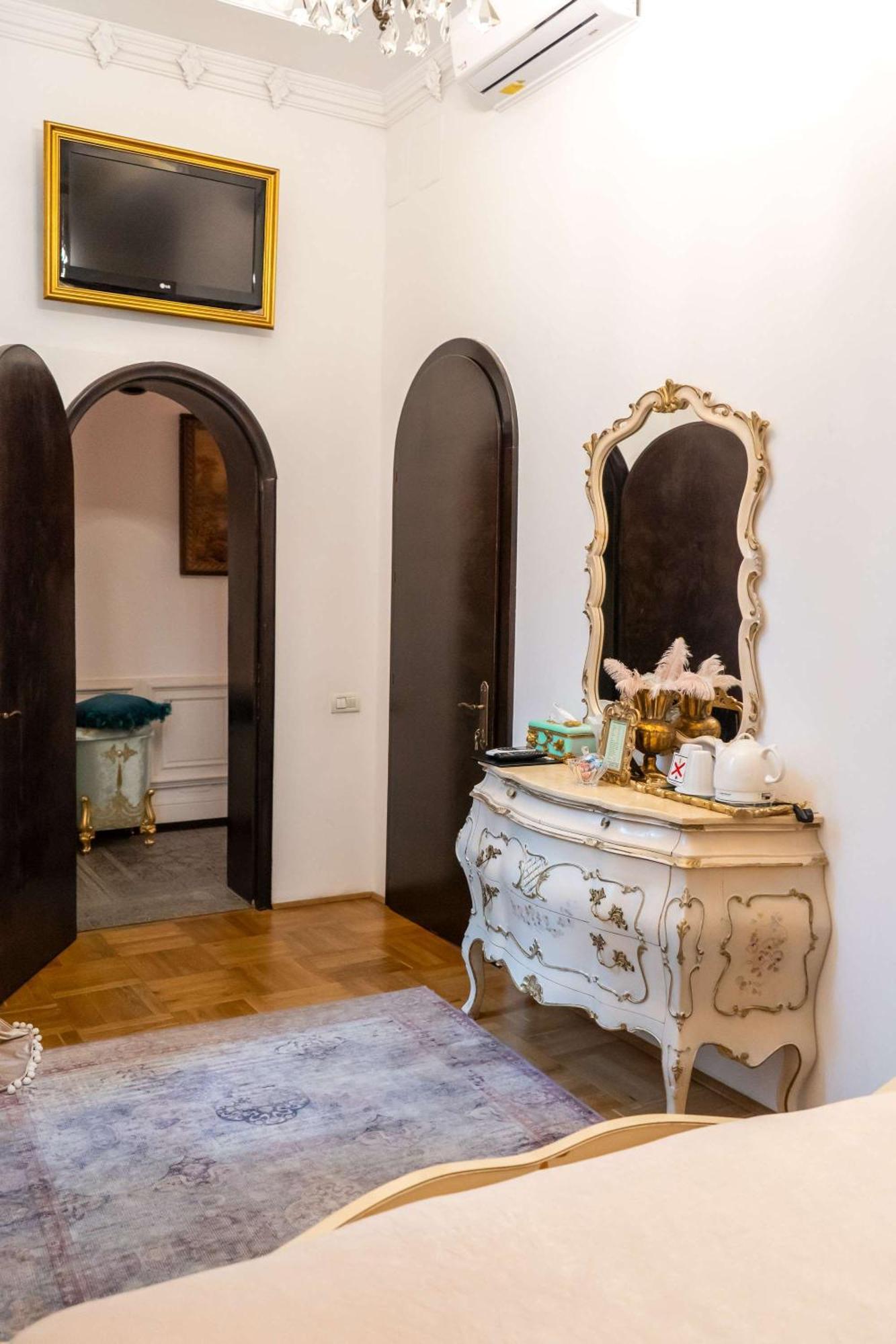 Conacul Coroanei Luxury Boutique Hotel Бухарест Экстерьер фото