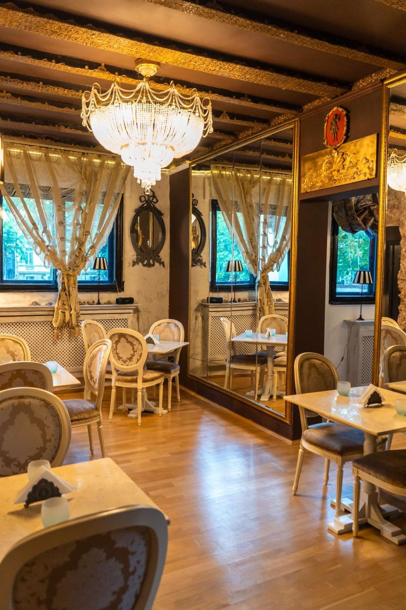 Conacul Coroanei Luxury Boutique Hotel Бухарест Экстерьер фото